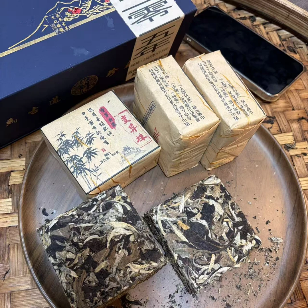 普洱茶  2015年雪芽白茶砖250克  12月18日 （18号）