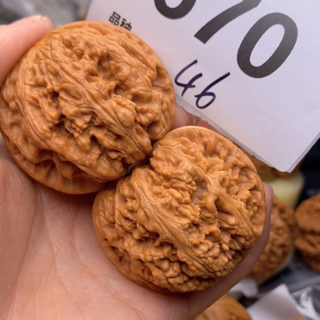 文玩核桃吊坠670号46粗筋