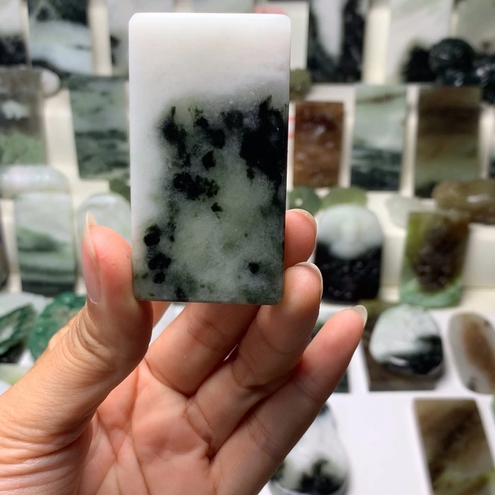 独山玉未镶嵌颈饰