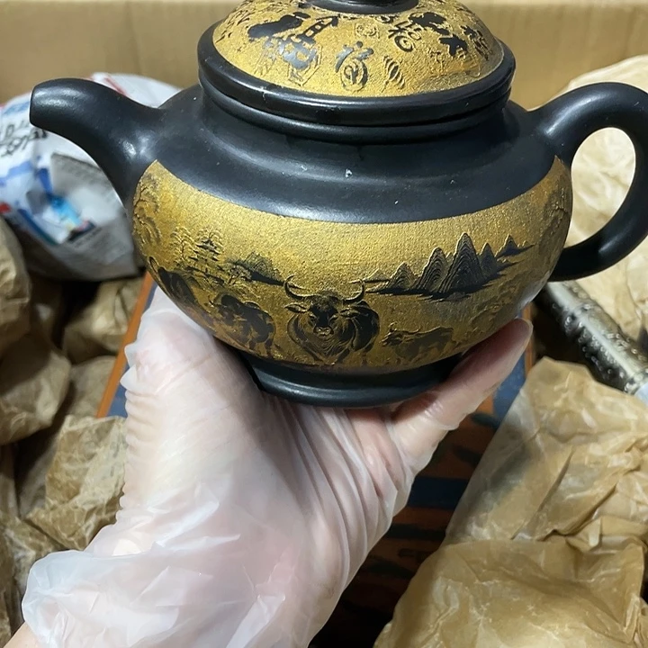 紫砂茶壶矿泥料，纯手工制作的一把紫砂壶。