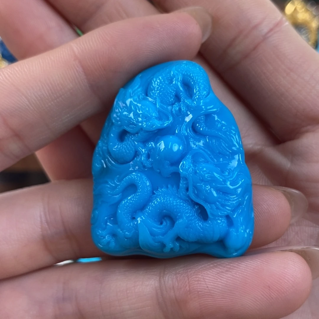 绿松石未镶嵌。龙牌