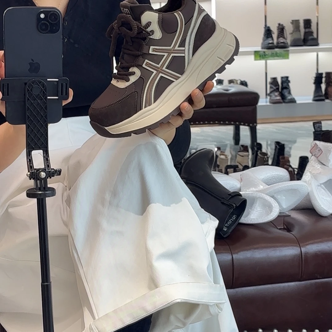 553589咖色运动鞋