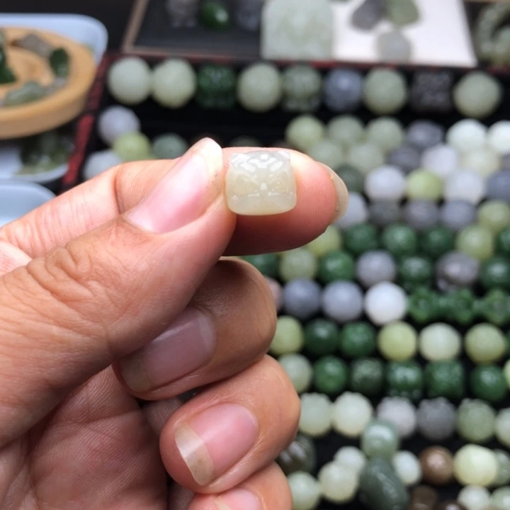 【闪购商品】和田玉未镶嵌颈饰小****i