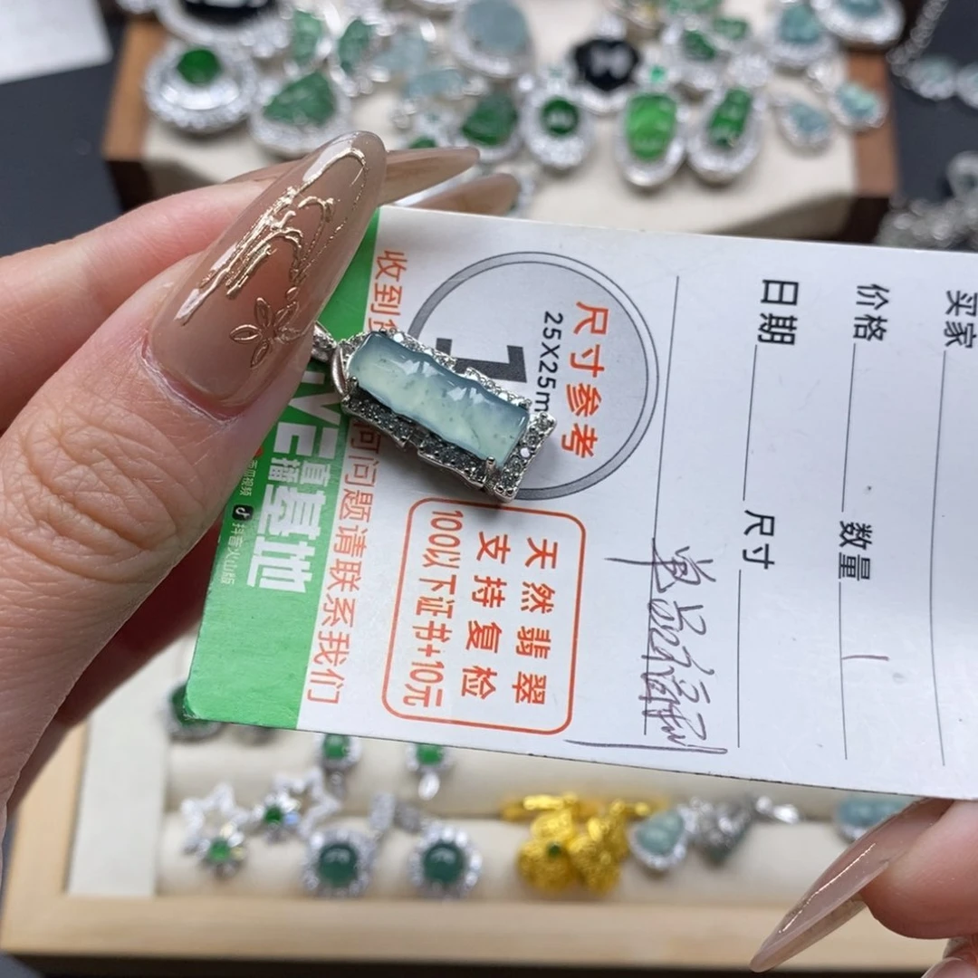 翡翠颈饰未镶嵌翡翠