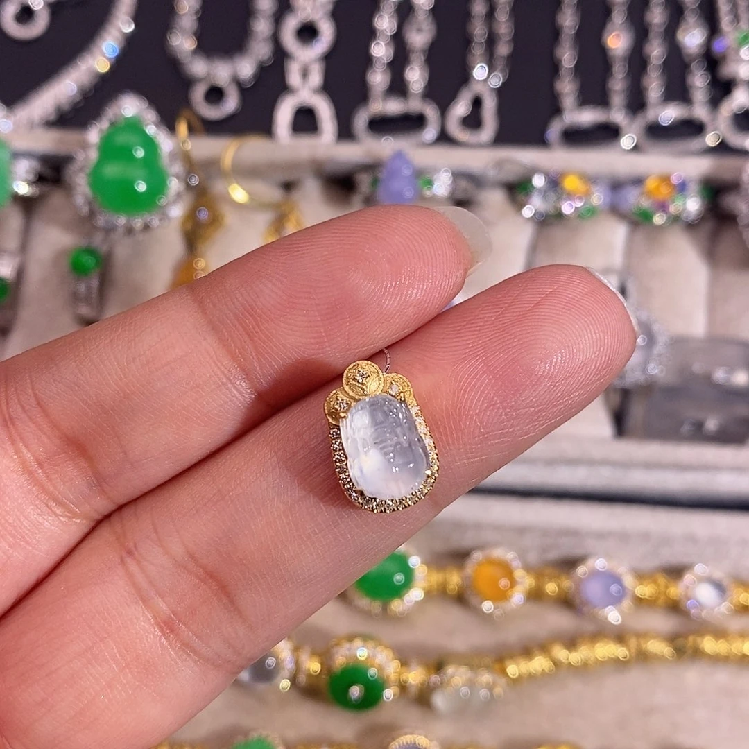 翡翠18K金镶嵌颈饰