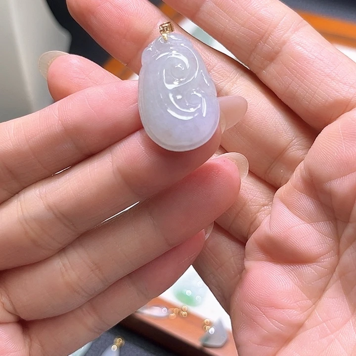 颈饰18K金镶嵌翡翠