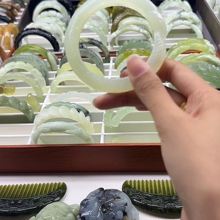 蘑***人未镶嵌蛇纹石玉手镯