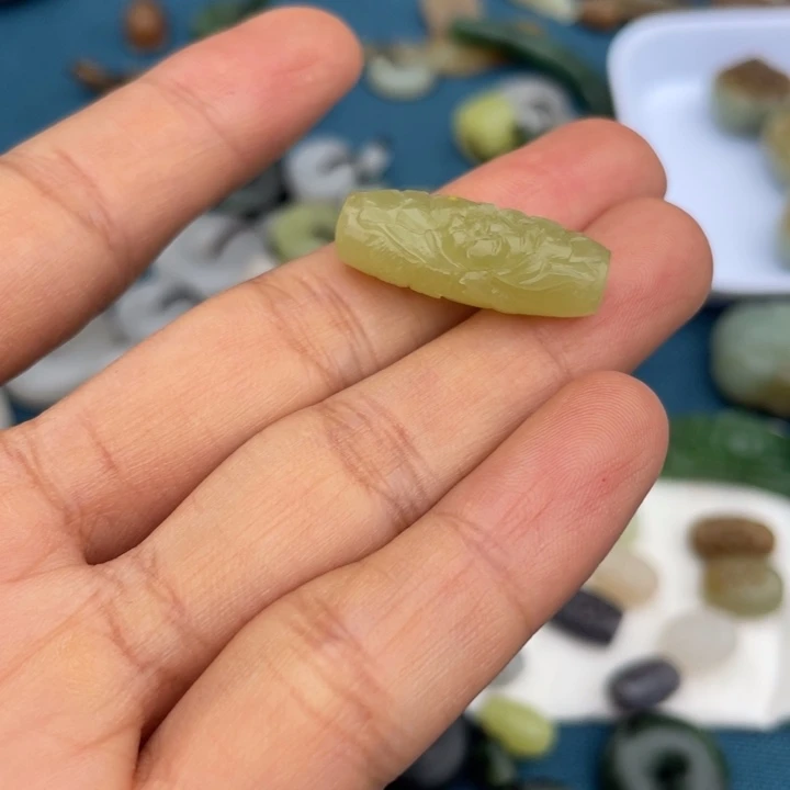 颈饰9K金镶嵌和田玉