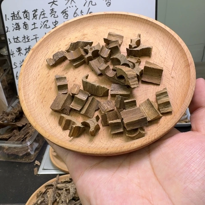 柬埔寨菩萨奇车珠碎料八分沉10克
