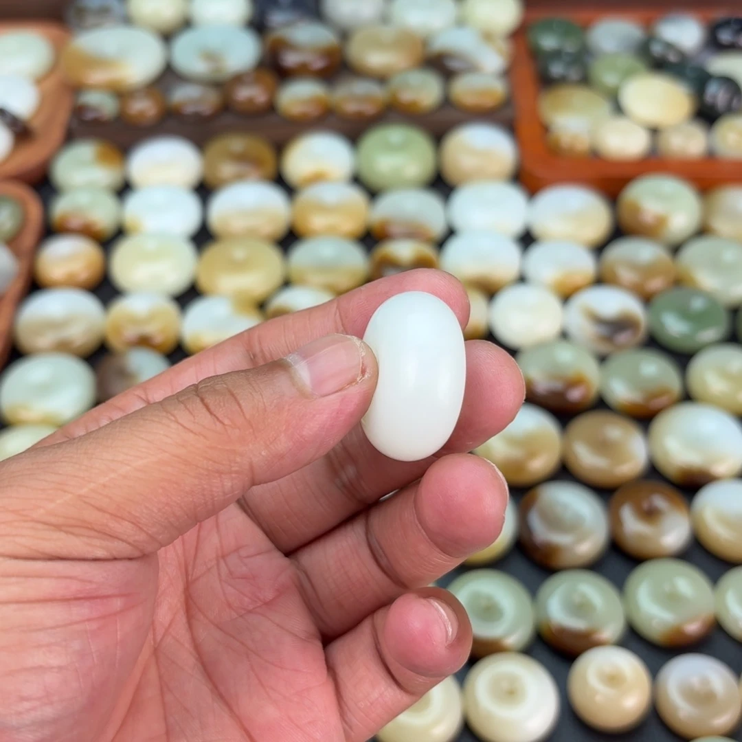 W***e和田玉未镶嵌颈饰