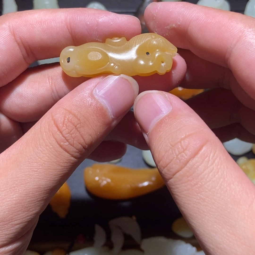 飞***蚁和田玉未镶嵌颈饰