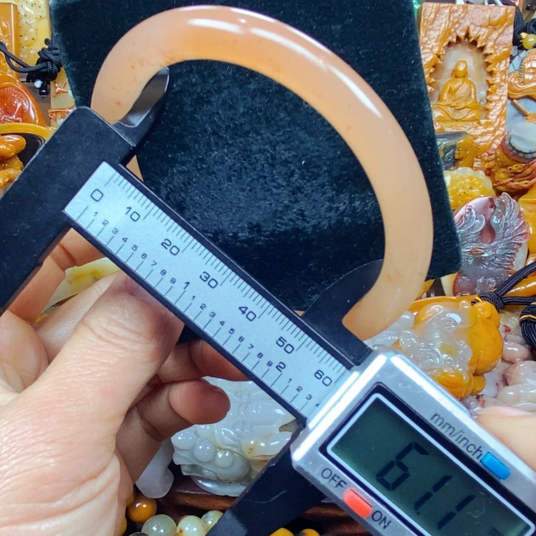 未镶嵌石英质玉（黄龙玉）颈饰