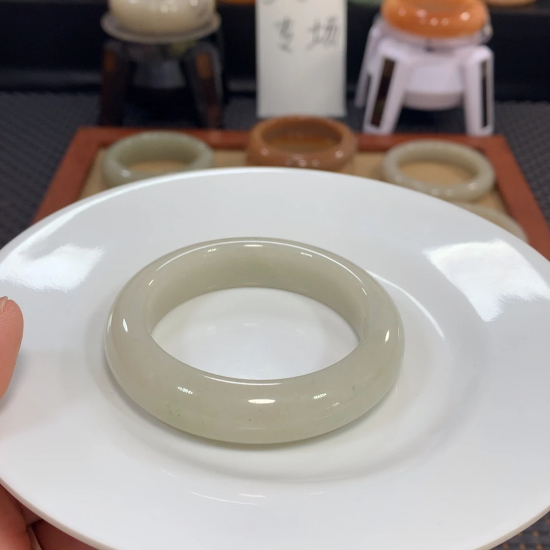 石英质玉（佘太翠）未镶嵌手镯漏51.7豆青