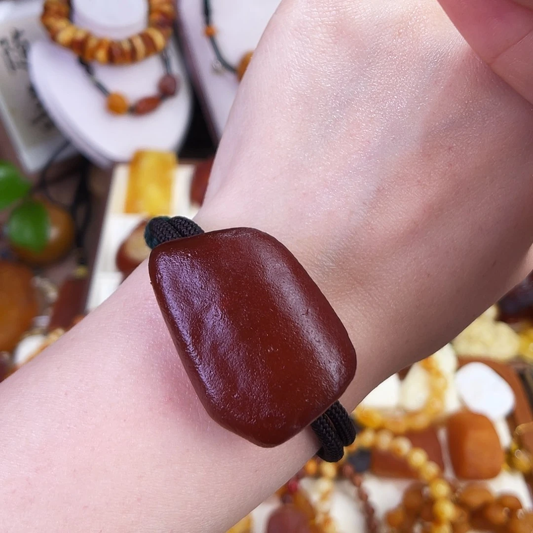 琥珀珠宝奇石未镶嵌。