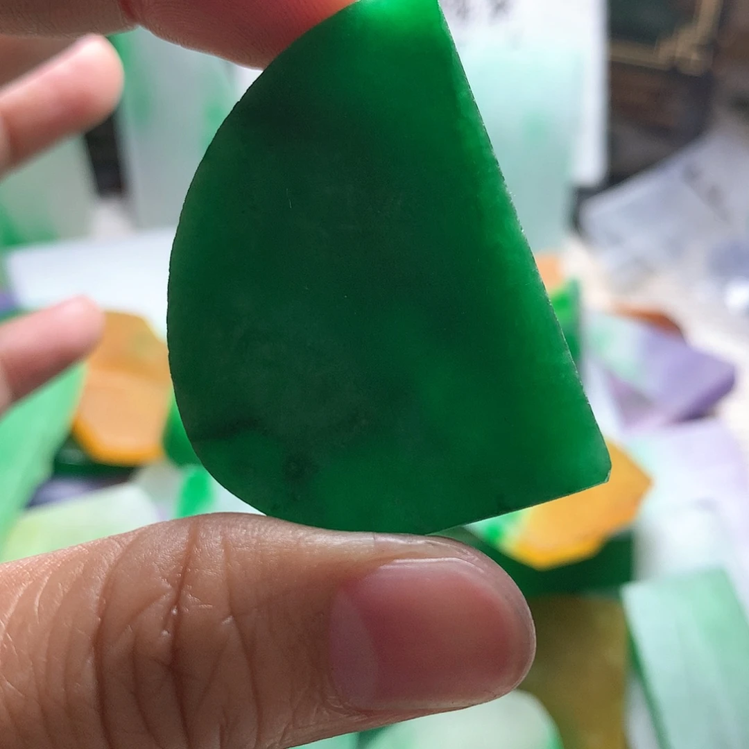 翡翠未镶嵌颈饰一物一拍