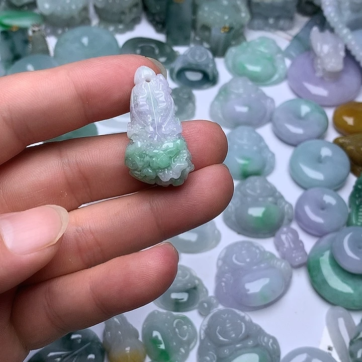 丽***》翡翠未镶嵌颈饰天然翡翠