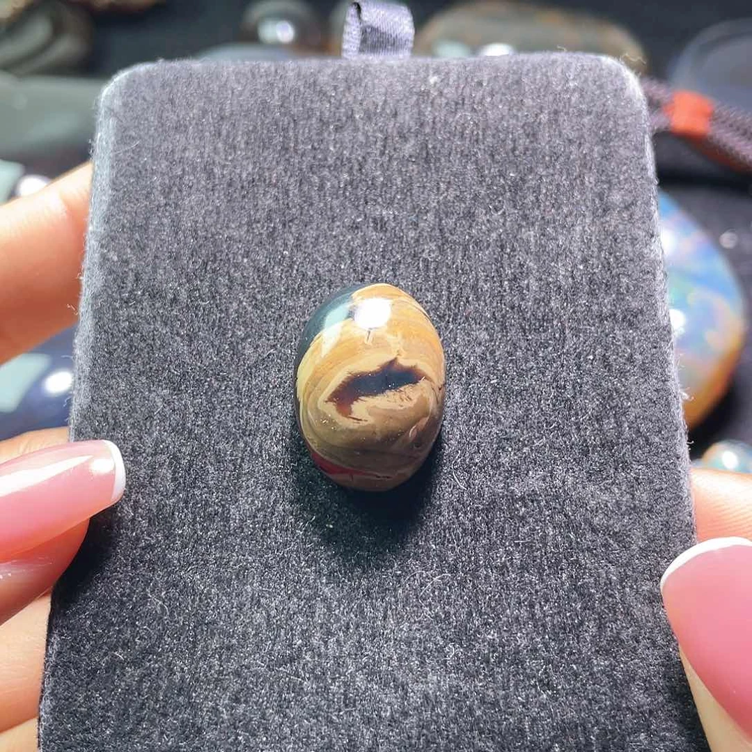 琥珀裸石未镶嵌！