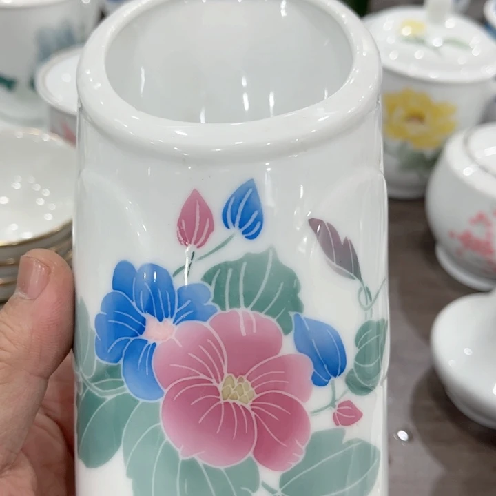 碟釉下五彩的瓷器和瓷器