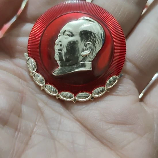 清***间其他普通金属圆形红色人物像章