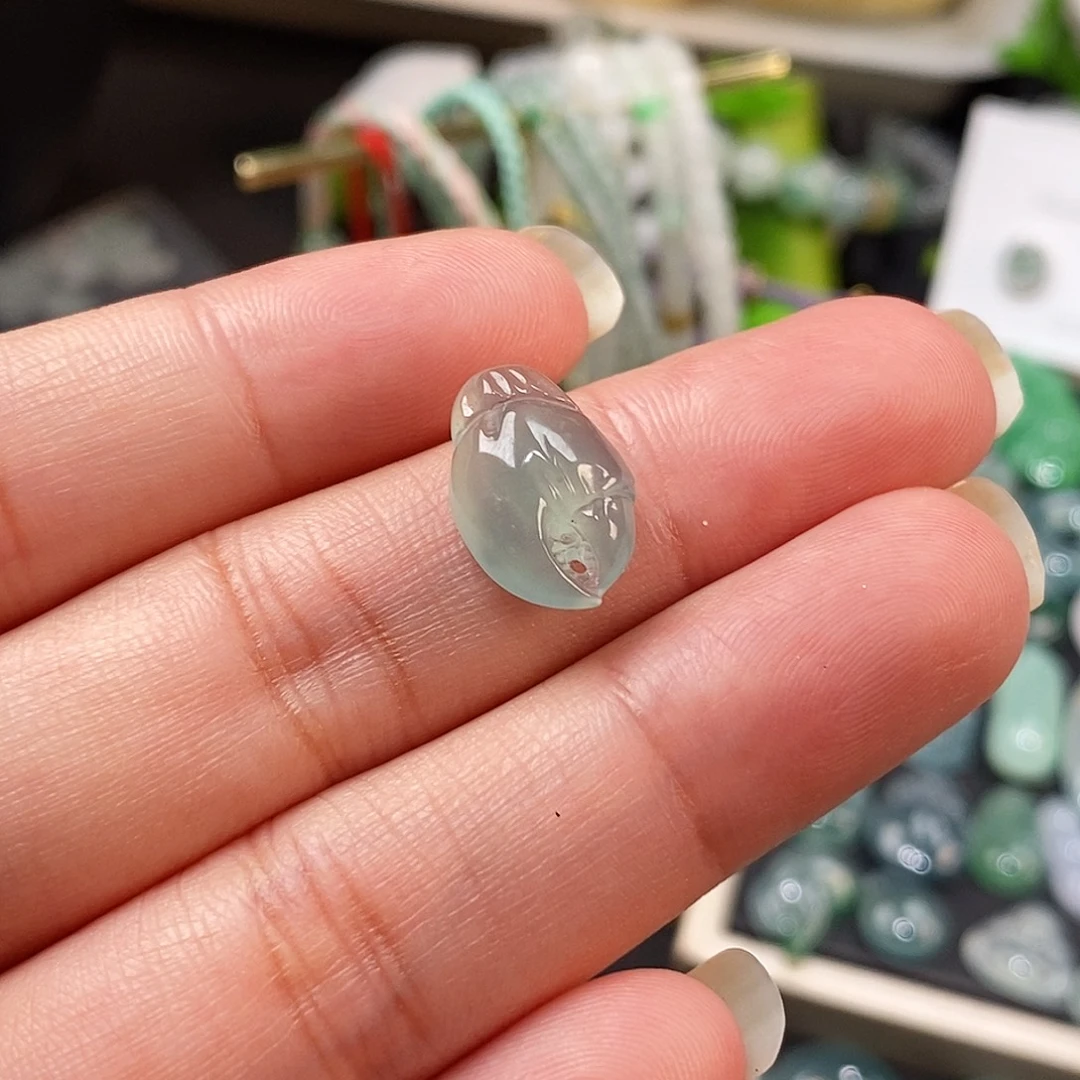 翡翠未镶嵌颈饰螃蟹