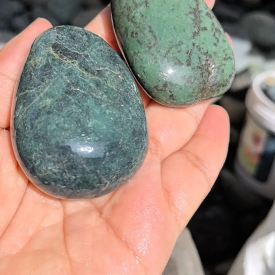 石材负**行藏玉药王石原石手把件两个