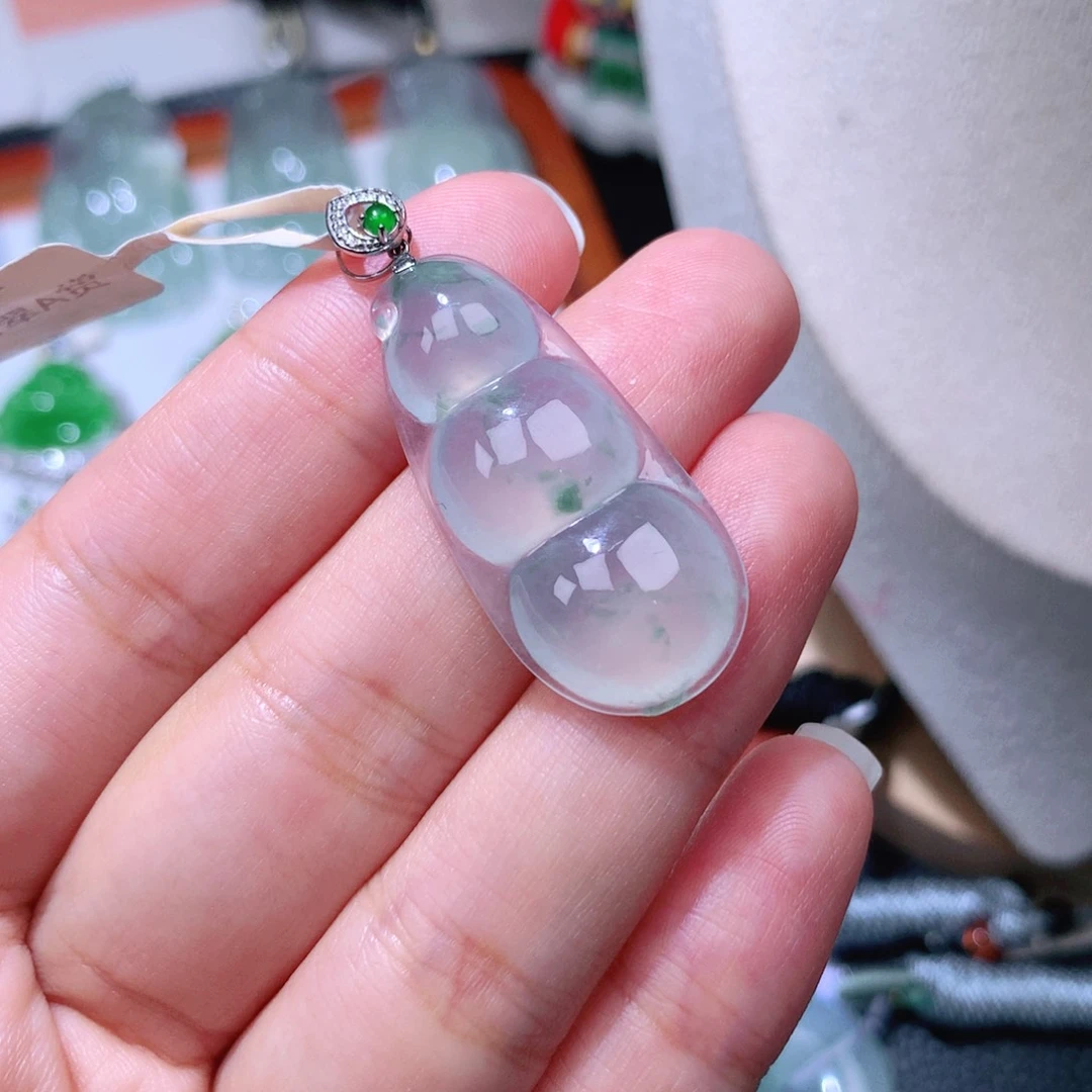 颈饰18K金镶嵌翡翠福豆