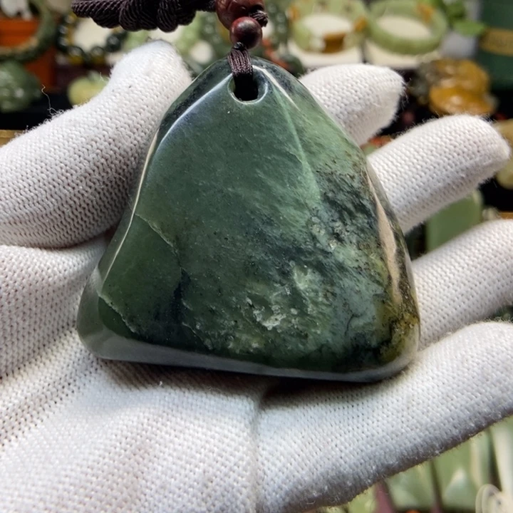 未镶嵌岫岩河磨玉（透闪石质玉）把件