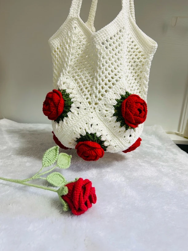 山茶花菜篮子包包编织包成品，纯手工钩织，有内衬，包带蕾丝加固