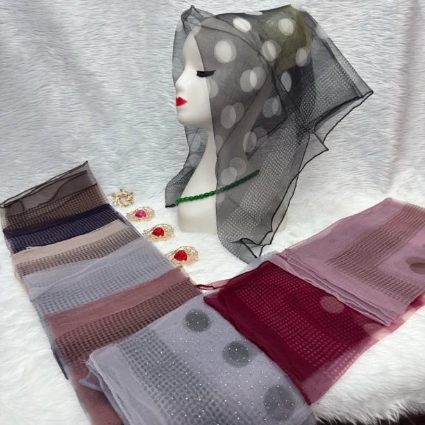 تەڭگە گۈللۈك ھىلىلە ياغلىق 80*80大圆点泡泡纱方巾爆款百搭