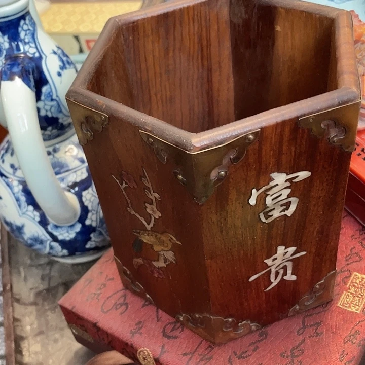 精品花梨木笔筒一个