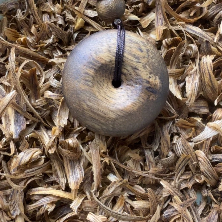 沉香碎屑沉香碎屑乌身