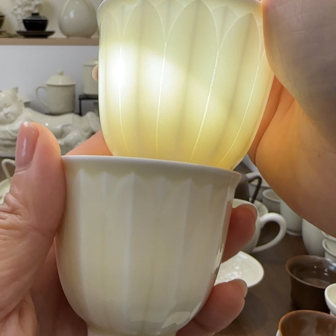 微瑕定瓷莲瓣铃铛杯无礼盒