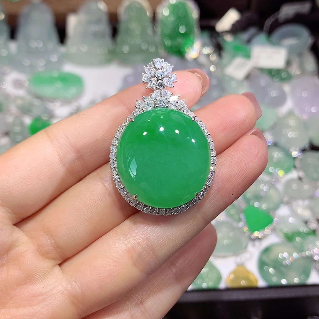 翡翠18K金镶嵌颈饰蛋