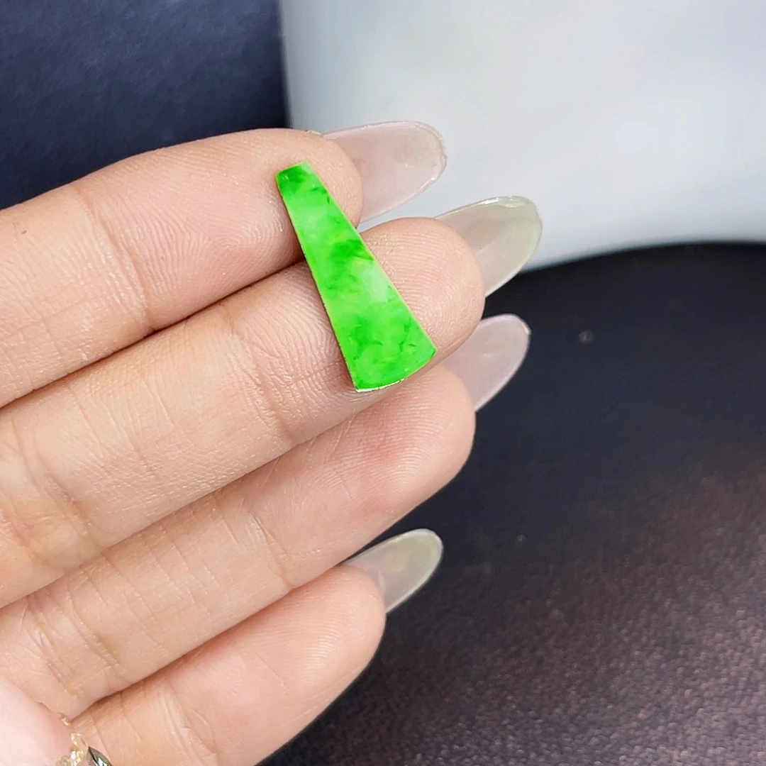 裸石翡翠嚣****?FT004阳绿无事牌