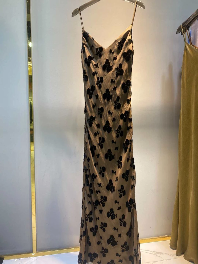 2025新春复古吊带真丝连衣裙时尚休闲长款群