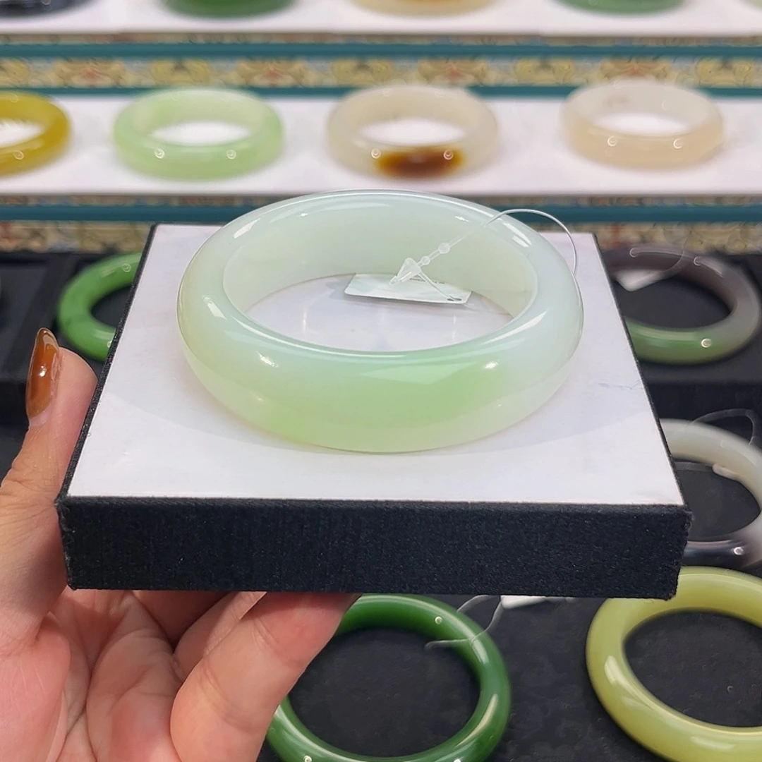 和田玉未镶嵌手镯白底翠青（有瑕）