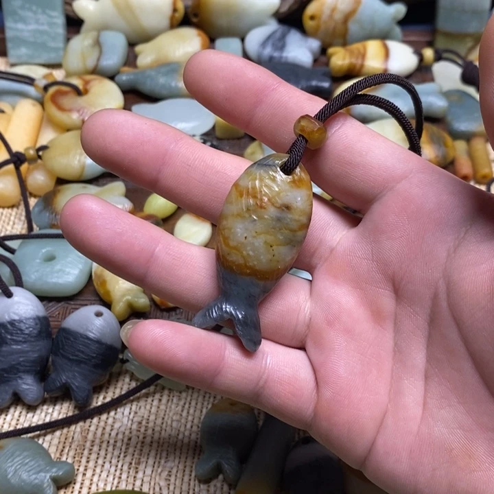 追****蛇纹石玉未镶嵌颈饰