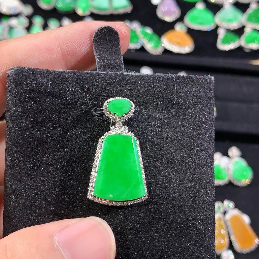 翡翠18K金镶嵌颈饰