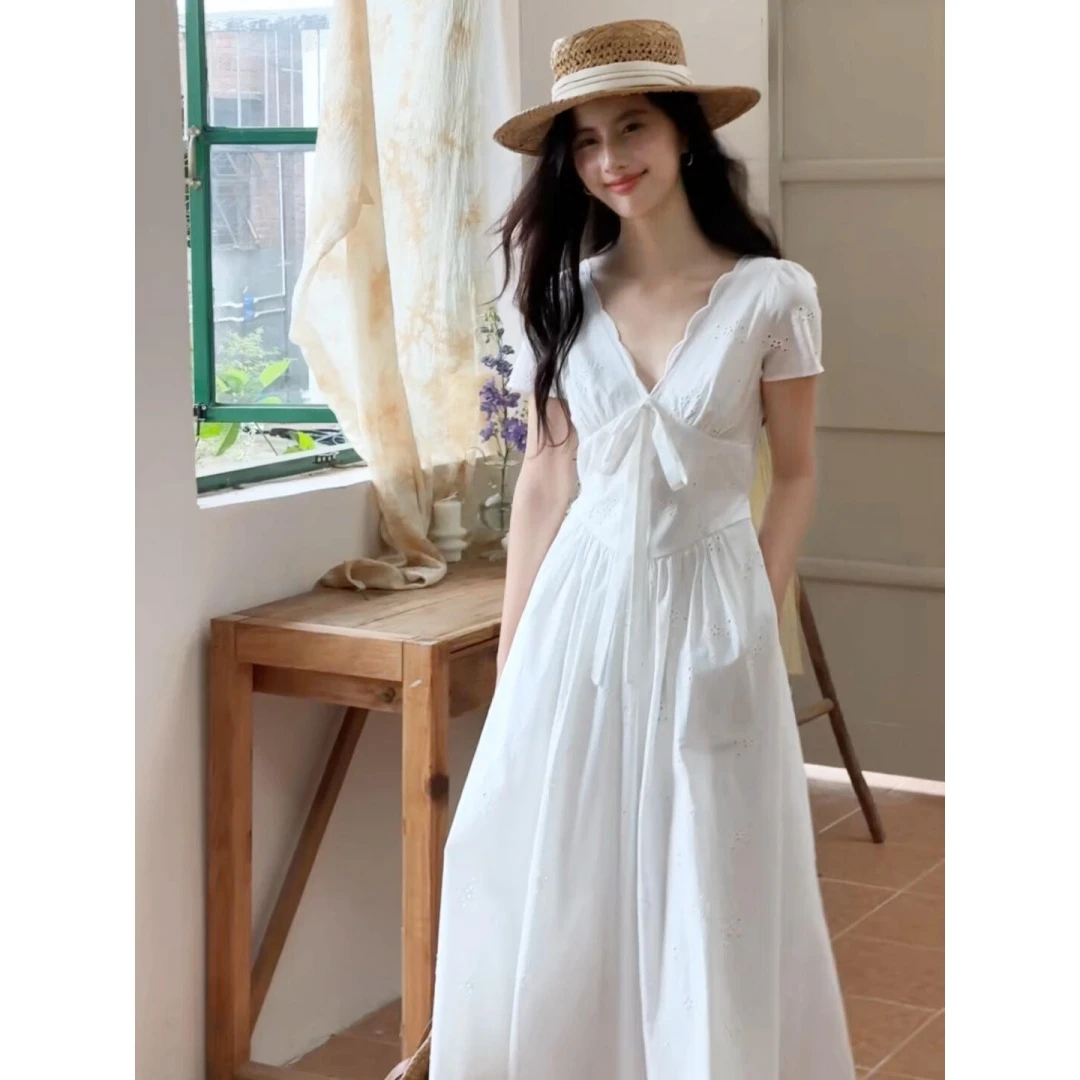 17511夏季新款初恋风V领蕾丝镂空白色连衣裙女温柔气质收腰长裙子