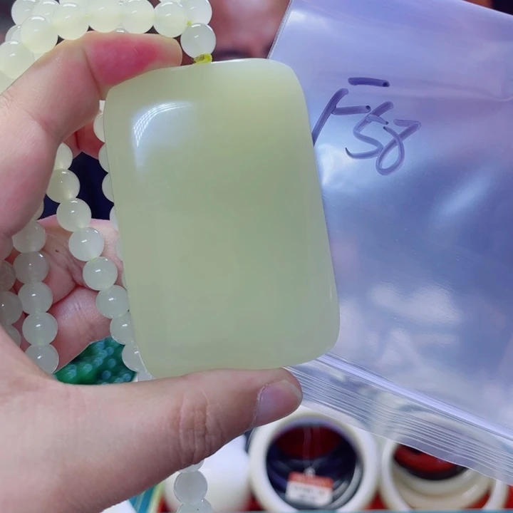 蛇纹石玉未镶嵌颈饰史**意