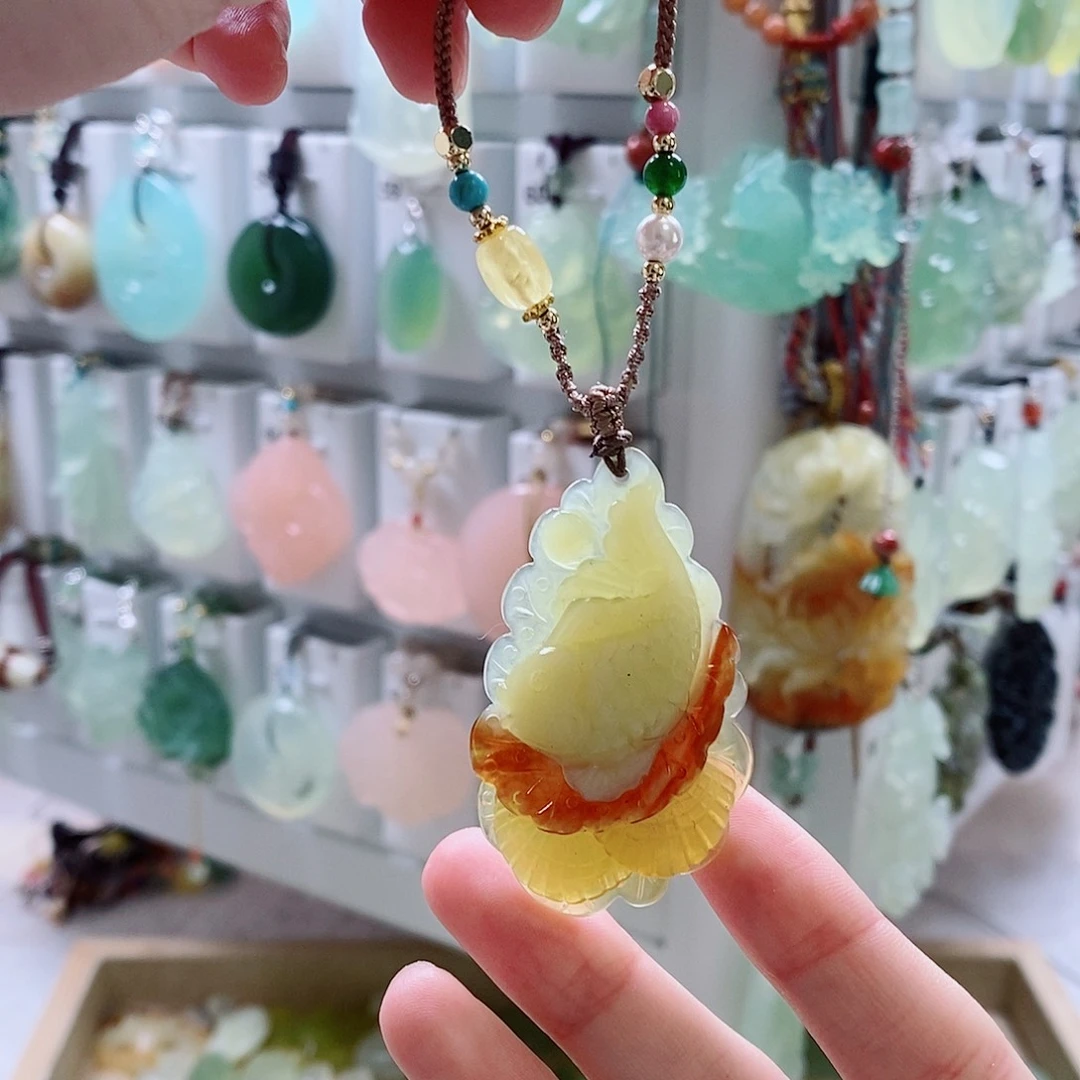 蛇纹石玉未镶嵌颈饰