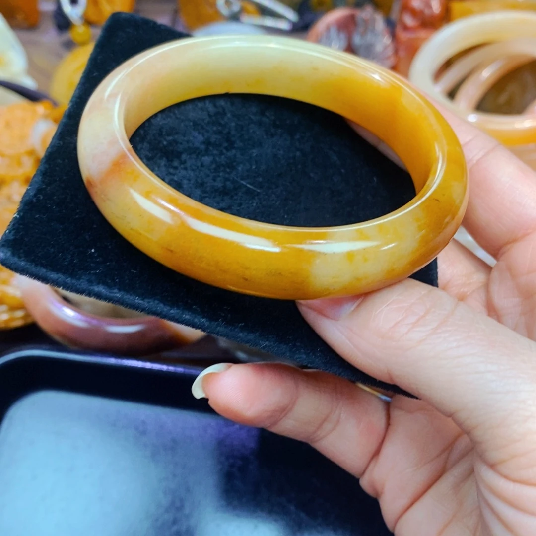 未镶嵌石英质玉（黄龙玉）手链