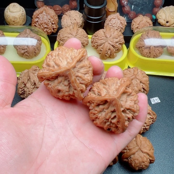 文玩核桃把件麒麟纹官帽三棱47×46×46