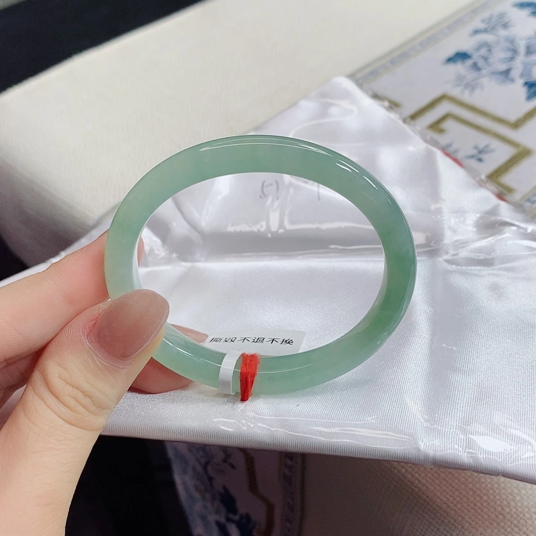 翡翠手镯未镶嵌53贵妃窄条冰甜绿有瑕疵