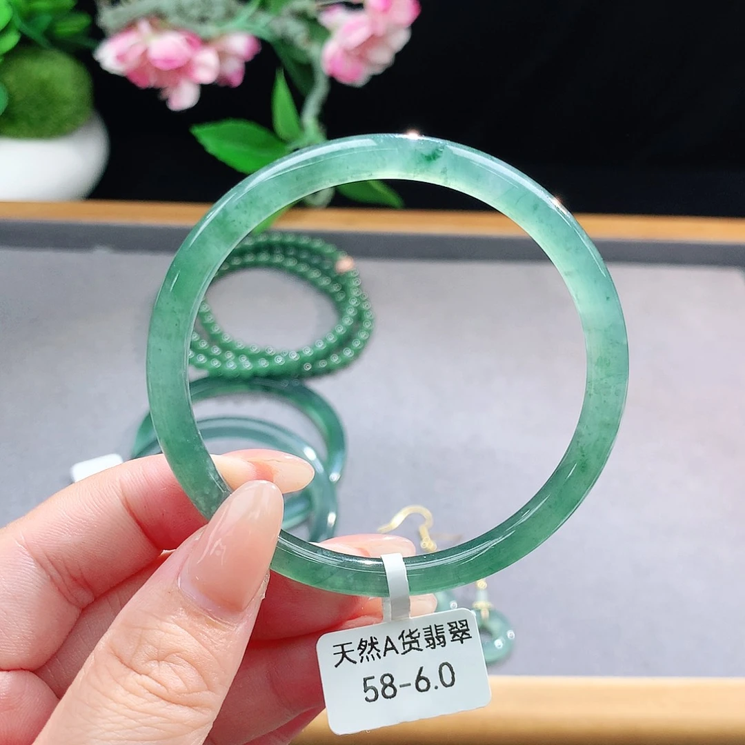 未镶嵌手镯（圆镯）翡翠