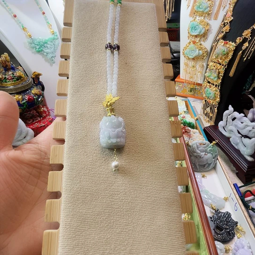 翡翠颈饰未镶嵌翡翠春彩醒