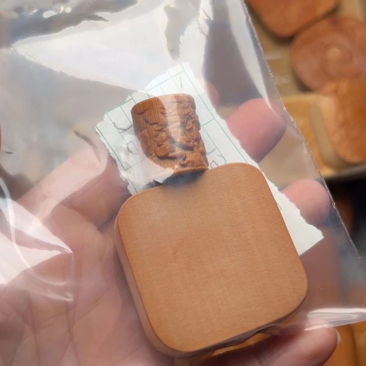 梨***音实心竹雕刻手把件