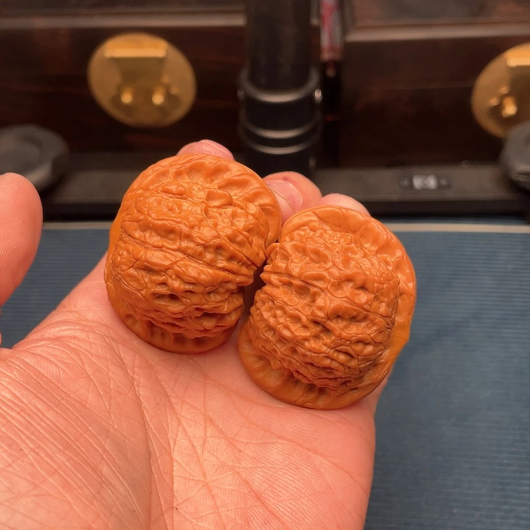 文玩核桃吊坠血麒麟