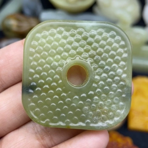 未镶嵌蛇纹石玉颈饰46