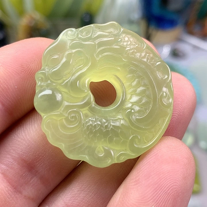 蛇纹石玉挂坠未镶嵌